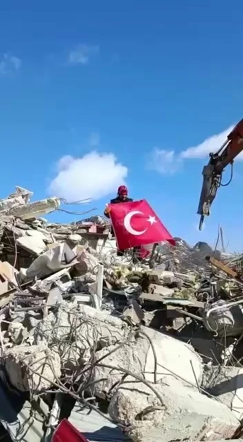 Çorum AFAD ekibinin Türk bayrağı hassasiyeti
