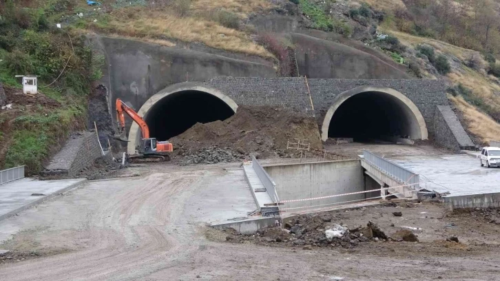 Çukurçayır-1 Tüneli çıkışındaki yol  şekillenmeye başladı
