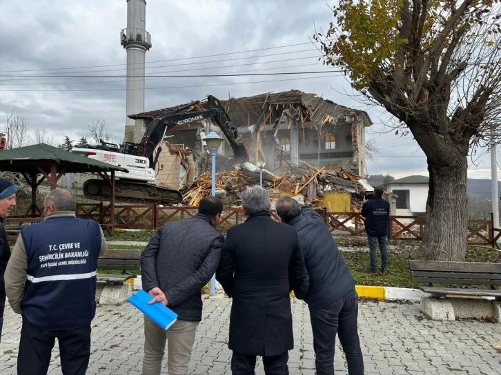 Cumayeri’nde acil yıkım kararı alınan yerler yıkılıyor
