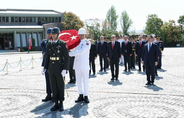 Cumhurbaşkanı Erdoğan, 30 Ağustos Zafer Bayramı dolayısıyla Devlet Mezarlığı’nı ziyaret etti
