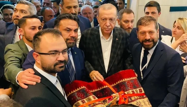 Cumhurbaşkanı Erdoğan’a Sındırgı’dan Yağcıbedir Halısı hediye edildi
