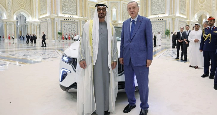 Cumhurbaşkanı Erdoğan BAE Devlet Başkanı Al Nahyan’a TOGG hediye etti