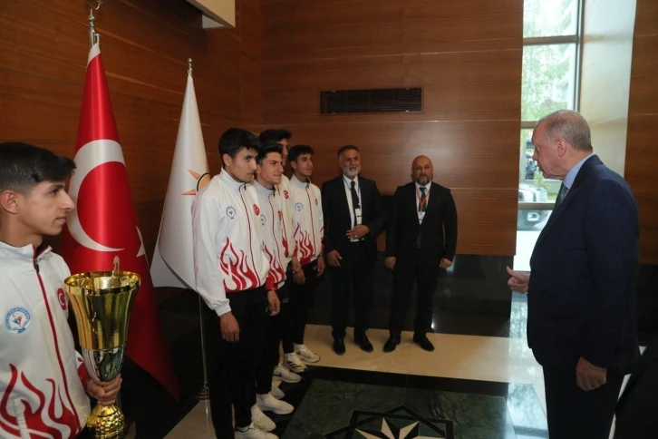 Cumhurbaşkanı Erdoğan, Bitlisli şampiyon sporcularla buluştu
