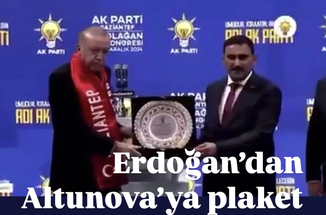 Cumhurbaşkanı Erdoğan’dan Altunova’ya plaket.