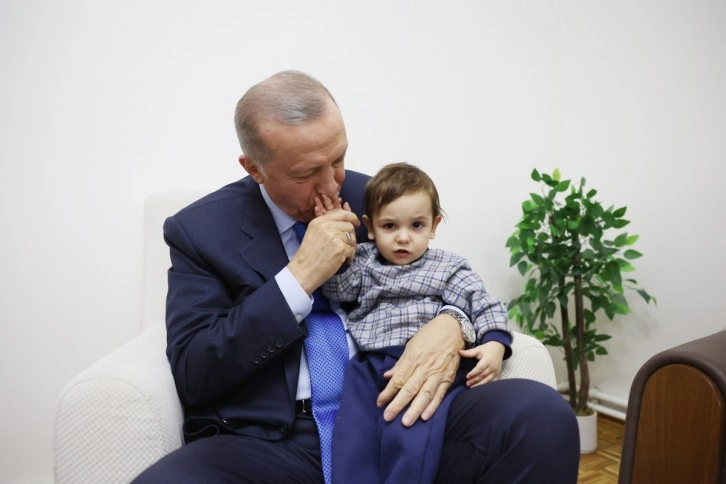 Cumhurbaşkanı Erdoğan, depremzede aileyi ziyaret etti