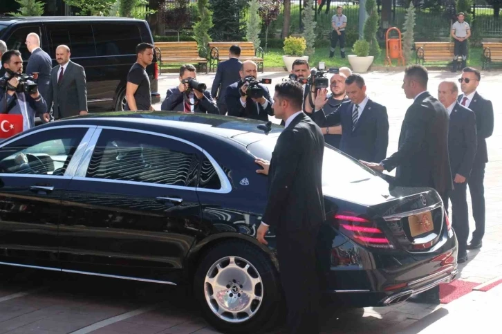 Cumhurbaşkanı Erdoğan ile CHP Genel Başkanı Özel görüşmesi sona erdi
