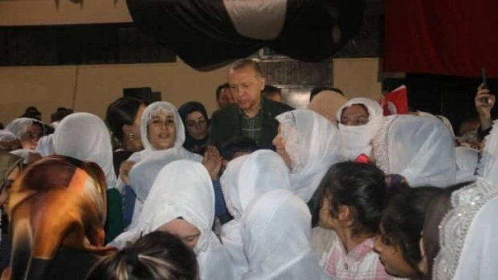 Cumhurbaşkanı Erdoğan, Silvan&rsquo;da Turgut Özal&rsquo;ın ziyaret ettiği aile ile bir araya geldi