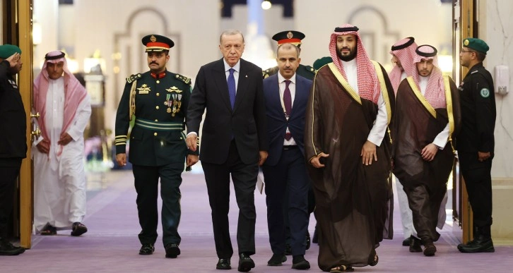 Cumhurbaşkanı Erdoğan, Suudi Arabistan’da resmi törenle karşılandı