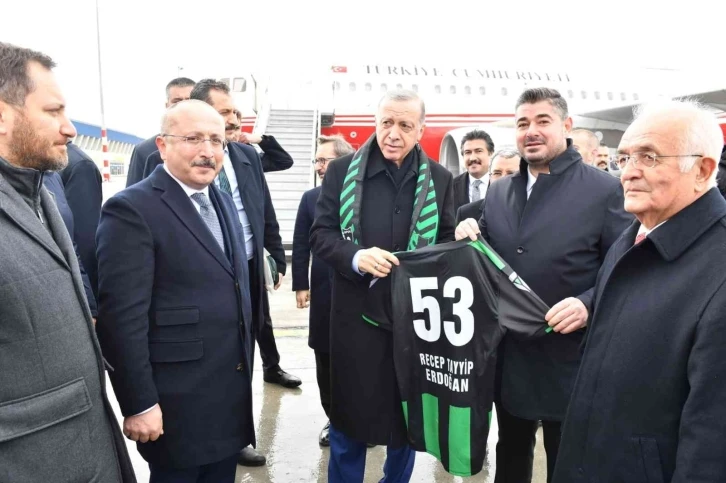 Cumhurbaşkanı Recep Tayyip Erdoğan’a Denizlispor forması hediye edildi
