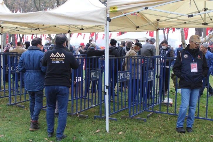 Cumhurbaşkanını görmek için soğuğa aldırış etmeden saatler öncesinden meydanları doldurdular
