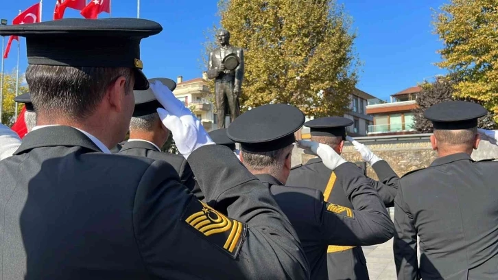 Cumhuriyet Bayramı çelenk sunumu gerçekleştirildi
