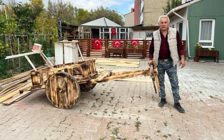 Cumhuriyet Bayramı gösterileri için kağnı yaptı
