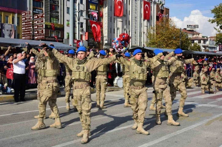 Cumhuriyet Bayramı’nda komandoların zeybek oyunu hayran bıraktı
