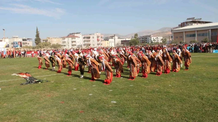 Cumhuriyet’in 100’üncü yılında 100 öğretmen zeybek oynadı
