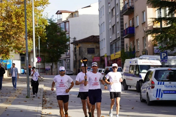 Cumhuriyet meşalesini Çankaya’ya taşıyan sporcular Bilecik’ten geçti
