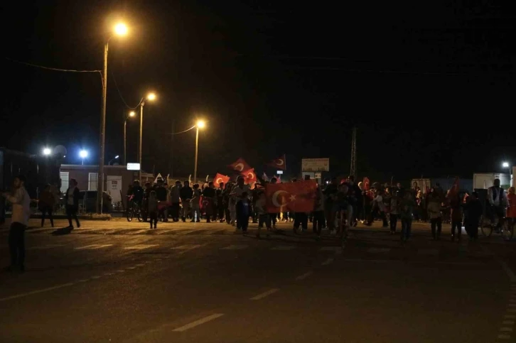 Cumhuriyetin 100. yılı konteyner kentte kortej yürüyüşü ile kutlandı
