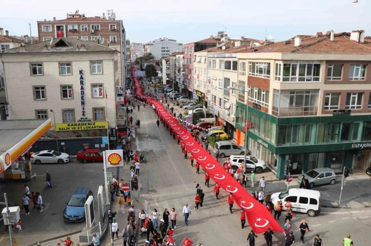 Cumhuriyetin 100. yılında 1919 metrelik dev bayrak yürüyüşü
