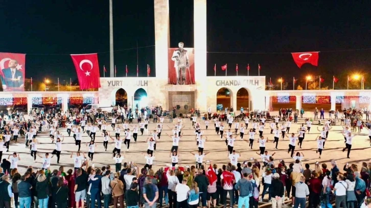 Cumhuriyetin 100. Yılında Didim’de 100 kişiyle Zeybek gösterisi
