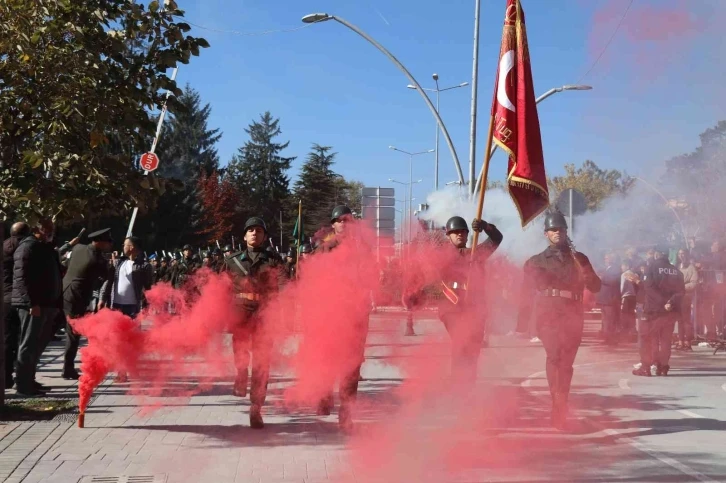 Cumhuriyetin 99’uncu yılında komandolar caddeleri inletti
