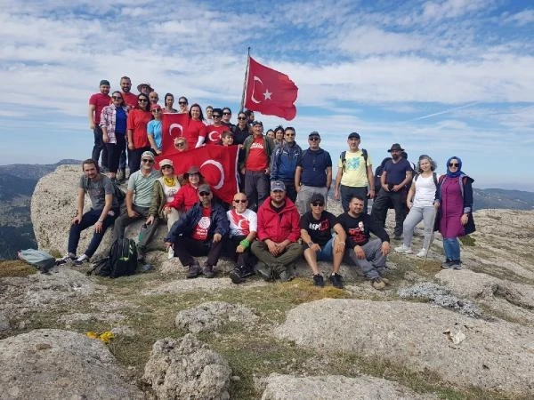 Cumhuriyetin yüzüncü yılını 100 kişi zirvede kutladı 