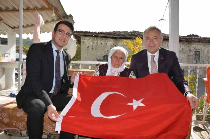 Cumhuriyetle yaşıt kadına kaymakam ve başkandan ziyaret
