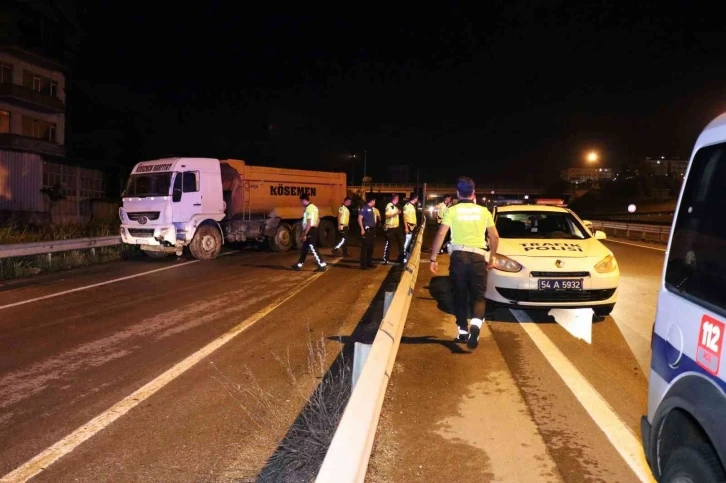 D-100’de hafriyat kamyonu bariyerlere çarptı, şoförün silahla yaralandığı iddia edildi
