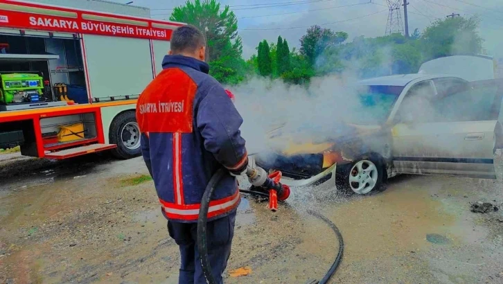 D-100’de yanan otomobile böyle müdahale ettiler
