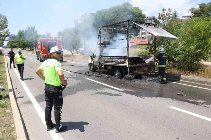 D100’de alev alev yanan kamyonet küle döndü
