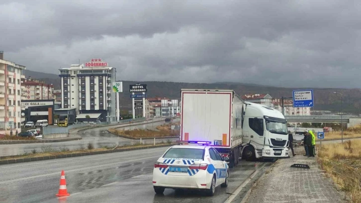 D100’de makaslayan tır trafikte aksamaya sebep oldu
