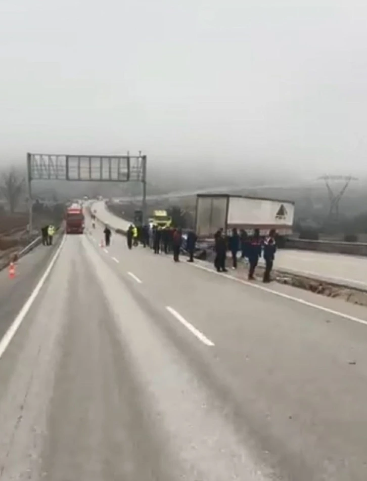 D100’de makaslayan tır yolu kapattı, kilometrelerce uzunlukta kuyruk oluştu
