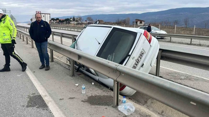 D100 karayolunda araç bariyerlere asılı kaldı: 2 yaralı
