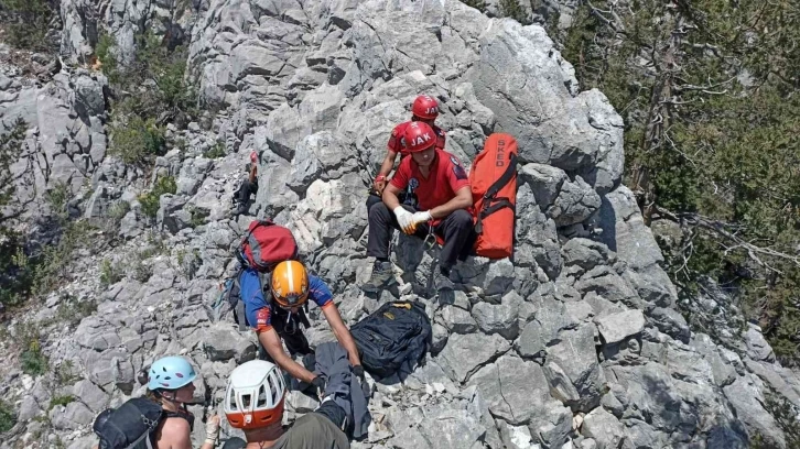 Dağa tırmanırken ayağını kırıp mahsur kalan Amerikalı turist, Skorsky ile kurtarıldı
