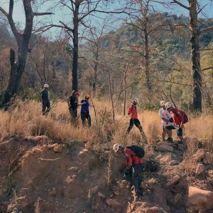 Dağda mahsur kalan turistleri AKUT kurtardı
