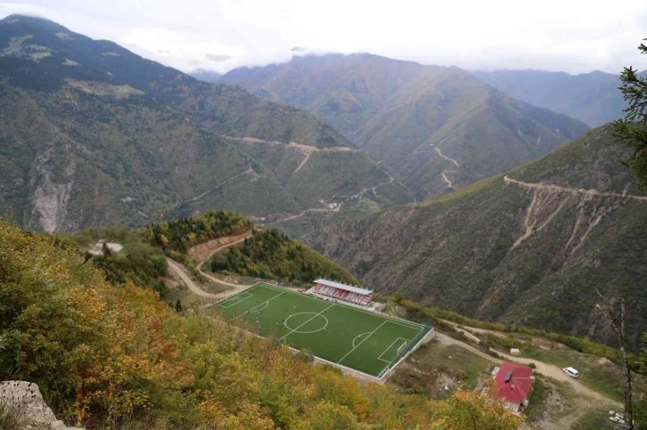 Dağların zirvesinde futbol oynuyorlar
