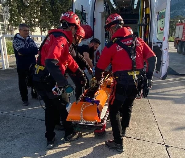 Dağlık alana düşen paraşütçü, jandarma helikopteriyle taşındı