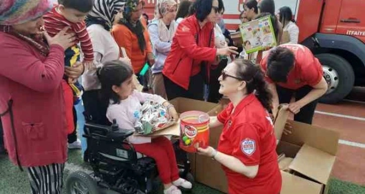 DAK ekibinden Kahramanmaraşlı depremzede çocuklara 23 Nisan ziyareti