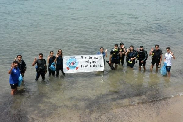 Dalgıçlar Side'de denizi temizledi