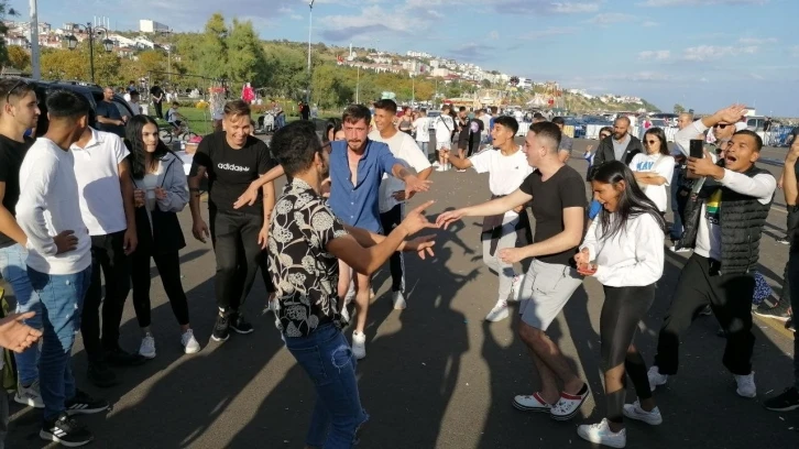 Dans eden gençler Tekirdağ sahilinde renkli görüntüler oluşturdu
