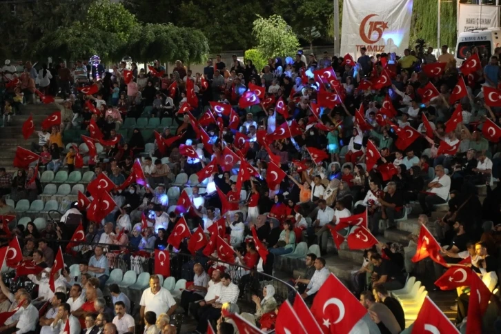 Darıca Belediye Başkanı Muzaffer Bıyık: "Ne kadar uğraşırlarsa uğraşsınlar bayrağımızı indiremeyecekler"
