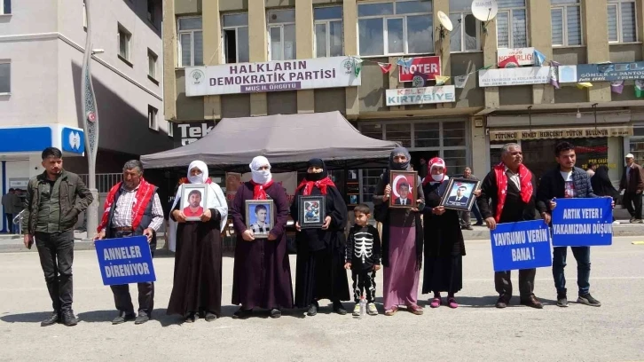 Dayısı için evlat nöbetine katılan Barış Dost: “PKK 13-14 yaşındaki çocukları öldürttü”
