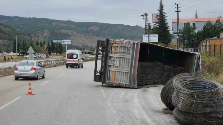 Demir yüklü tır devrildi, sürücü kendi imkanları ile çıktı
