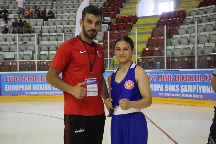 Demir yumruk Sıla, Avrupa Boks Şampiyonasında finale yükseldi
