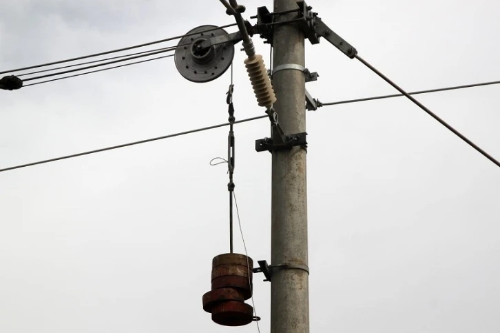 Demiryolu elektrik hattındaki 3 tonluk gergi ağırlığını çalan şüpheliler yakalandı
