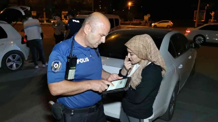 Denetimden kaçmak için ters şeride girdi, yakalanınca aday sürücü ve alkollü olduğu ortaya çıktı
