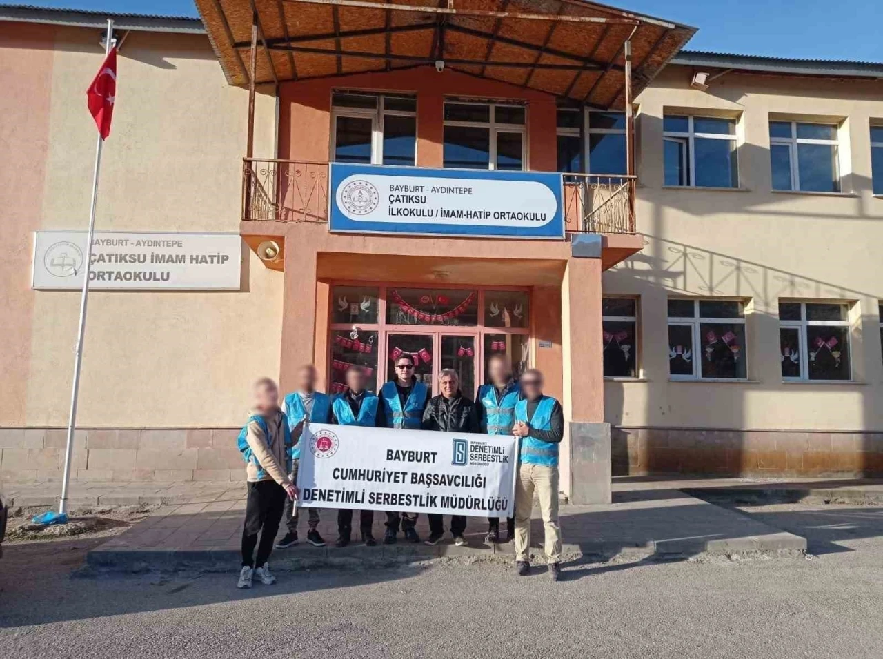 Denetimli serbestlik hükümlüleri eğitime destek amaçlı okullarda temizlik ve onarım çalışması yaptılar
