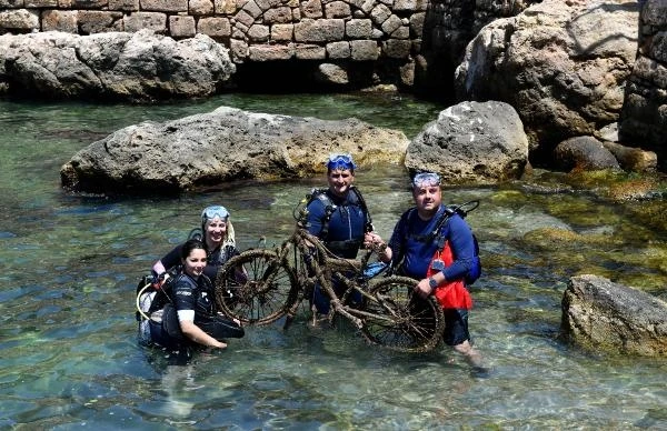 Deniz dibinden bisiklet ve balık kafesi çıktı