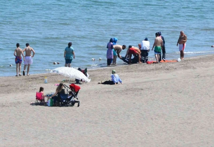 Denizde boğulma tehlikesi geçiren 2 kadın hastaneye kaldırıldı
