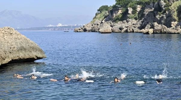 Denizde cimnastik yapıp kilo veriyorlar