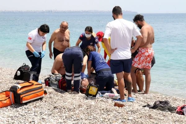 Denizde hareketsiz görrüğü kişiyi boğulmaktan kurtardı