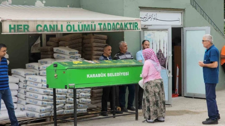 Denize kaçan terliğini kurtarmak için can verdi
